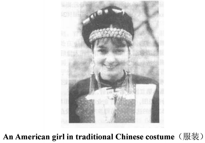这是一张照片，照片下方有一段文字说明“An American girl in traditional Chinese costume”